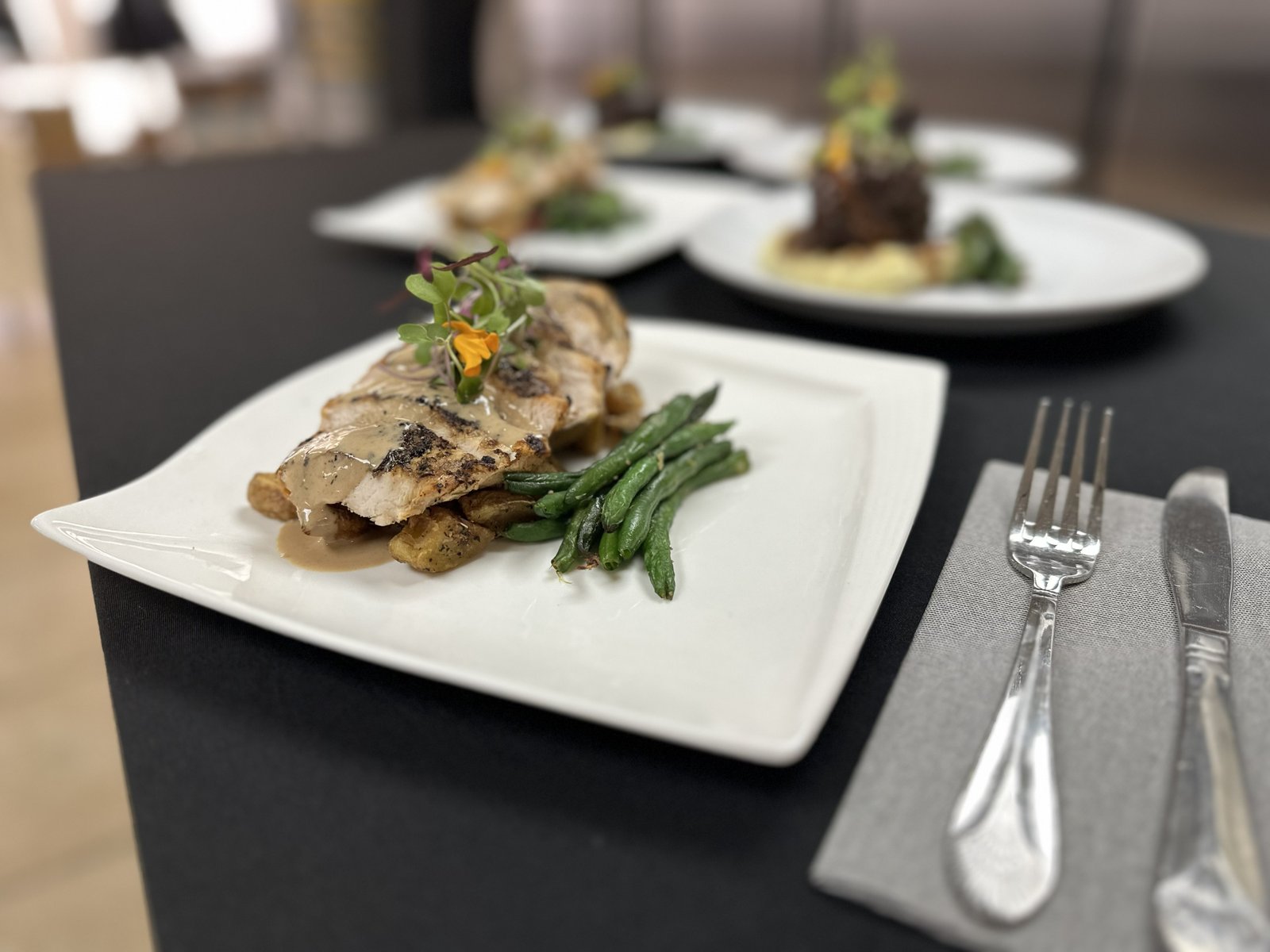 Sliced grilled chicken with roasted potatoes, green beans and chicken jus
