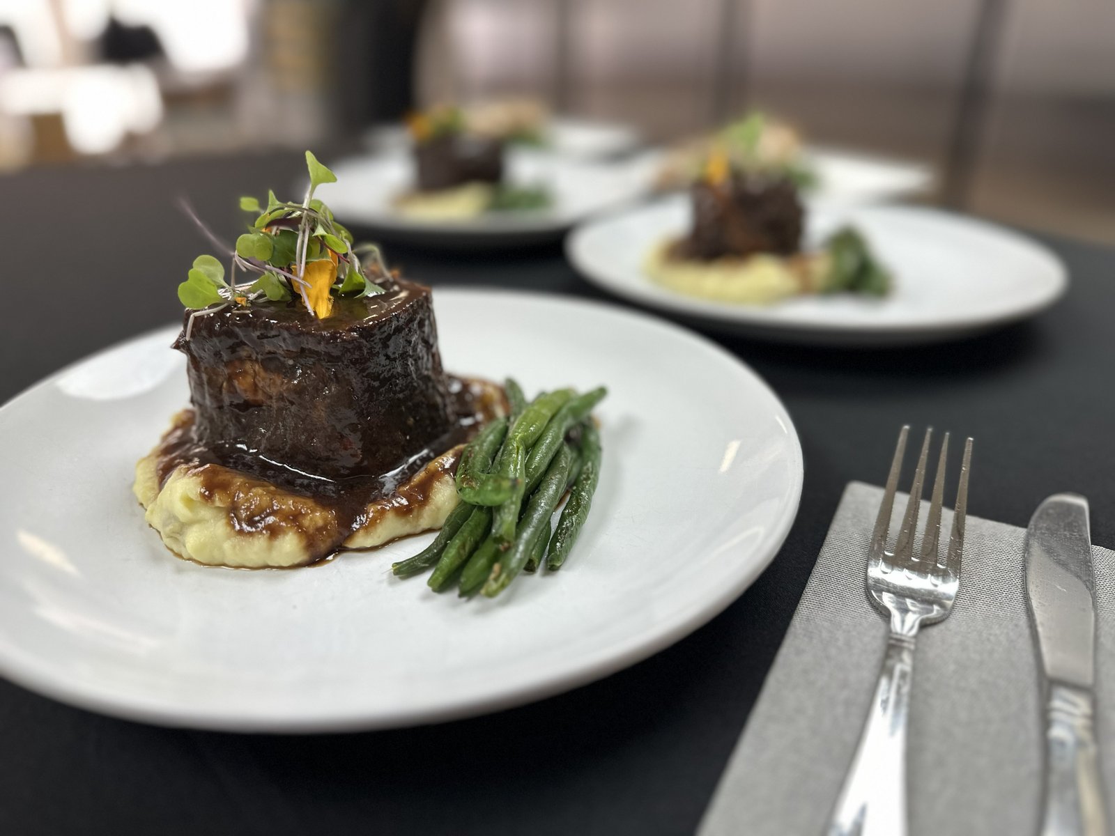 Red wine braised short rib on mashed potatoes with green beans